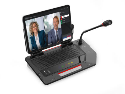 DICENTIS Multimedia-Sprechstelle Docking DCNM-MMDOCK mit eingesetztem Tablet und Schwanenhalsmikrofon